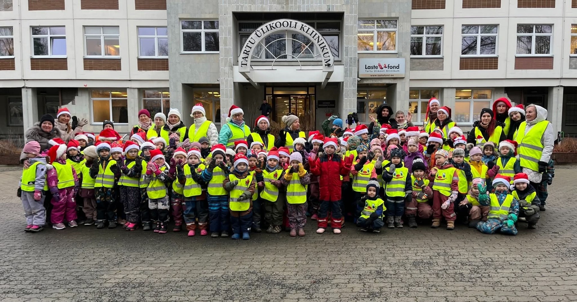 Selle aasta jõulude ajal korraldasime jõululaada, kus  lapsevanemad ja töötajad said annetada käsitööd, küpsetisi ja kasutatud mänge/raamatuid. Kogu laadal saad